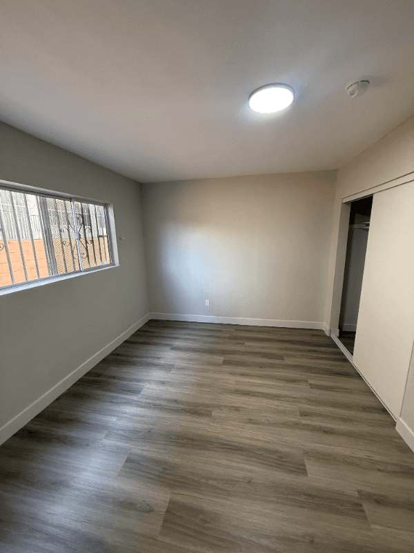 Los Angeles Apartment: 1443 w 105th St