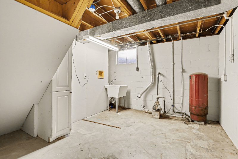 Galesburg House: 10203 Shadowlane