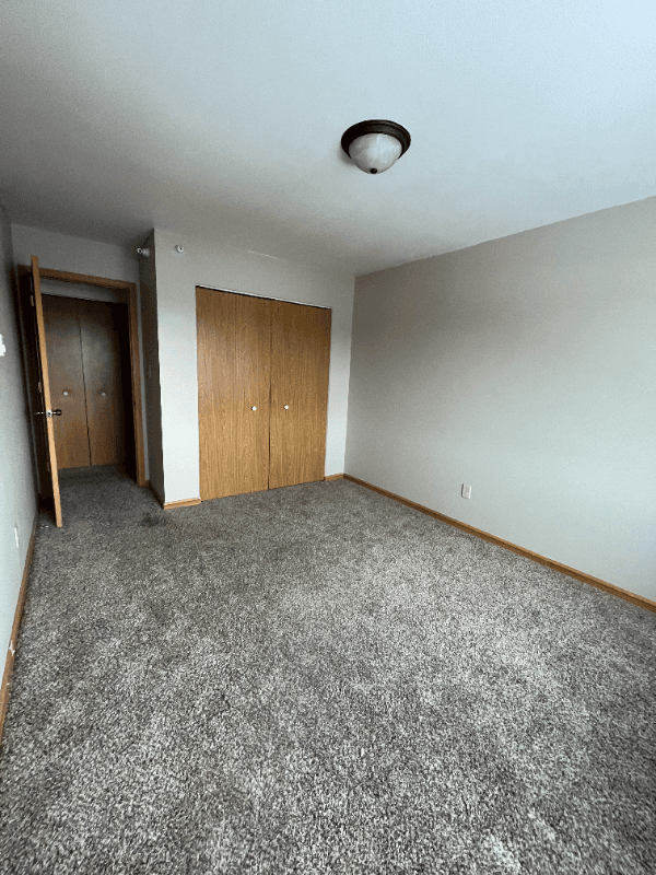 GRAND FORKS Apartment: 2627 s 17th St