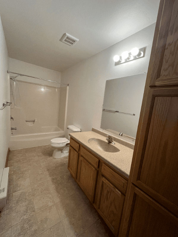 GRAND FORKS Apartment: 2627 s 17th St