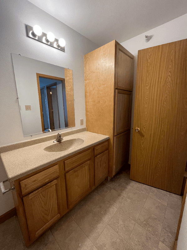 GRAND FORKS Apartment: 2627 s 17th St