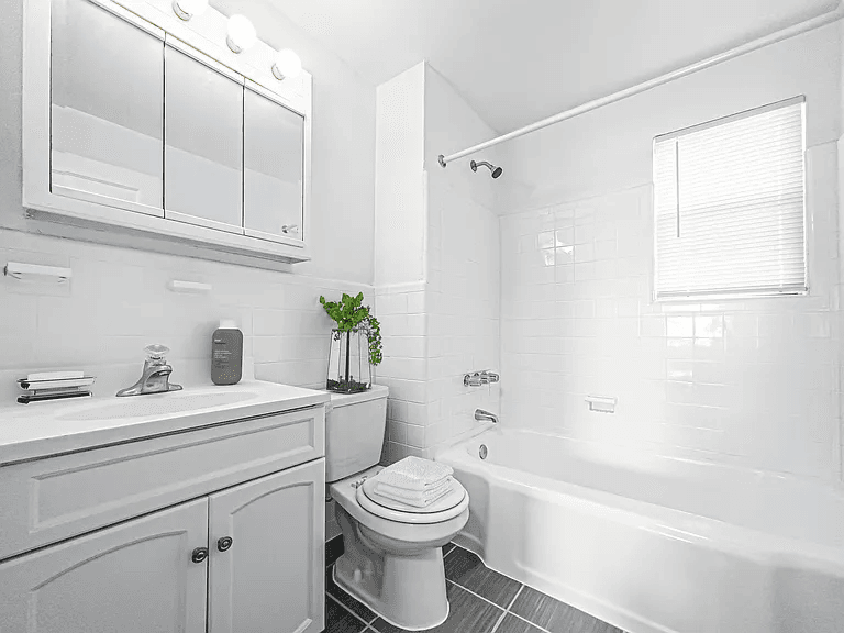 Oaklyn Apartment: 2 W Oakland Ave