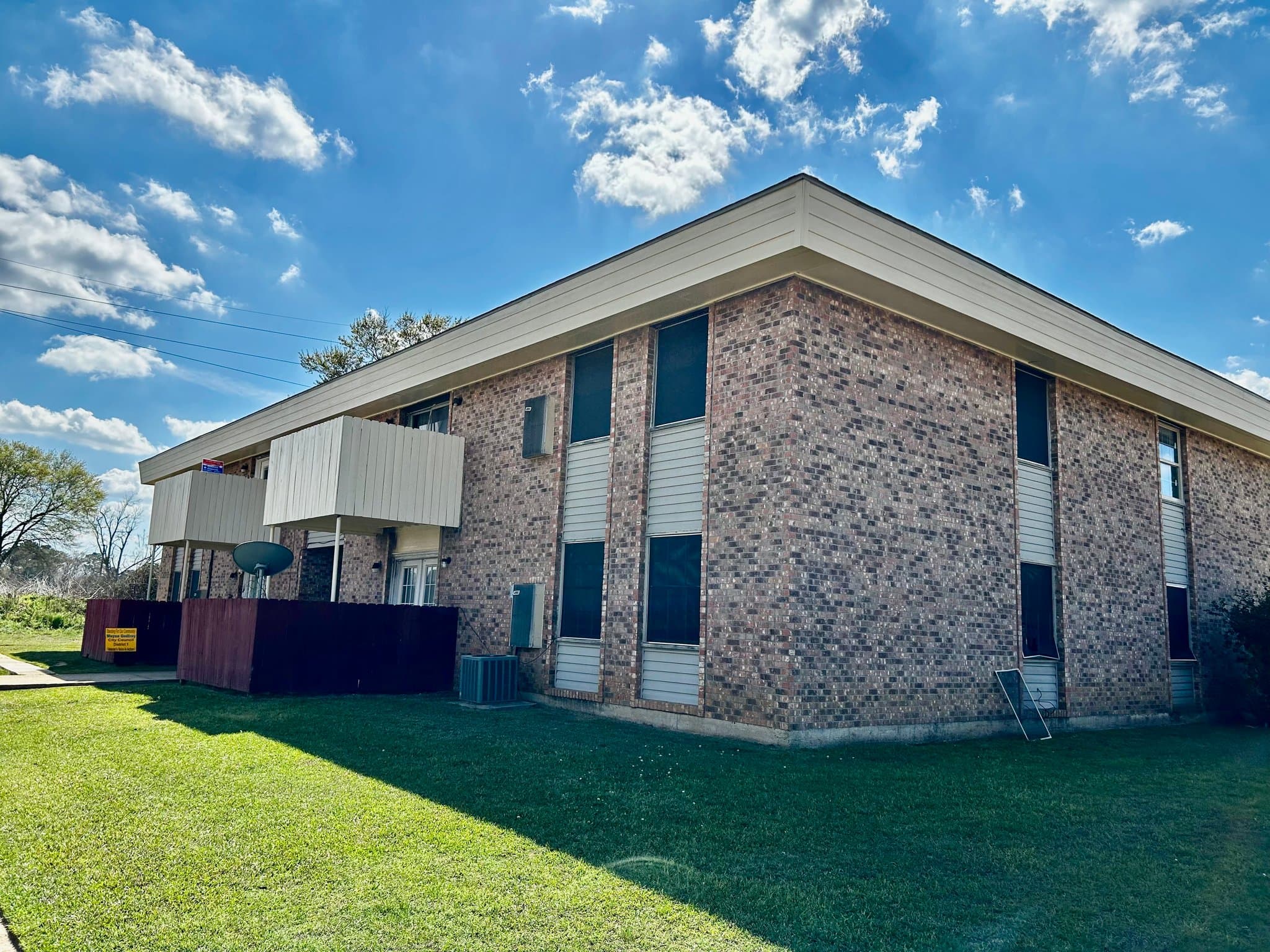 Deridder Condo: 305 Greenbriar Street