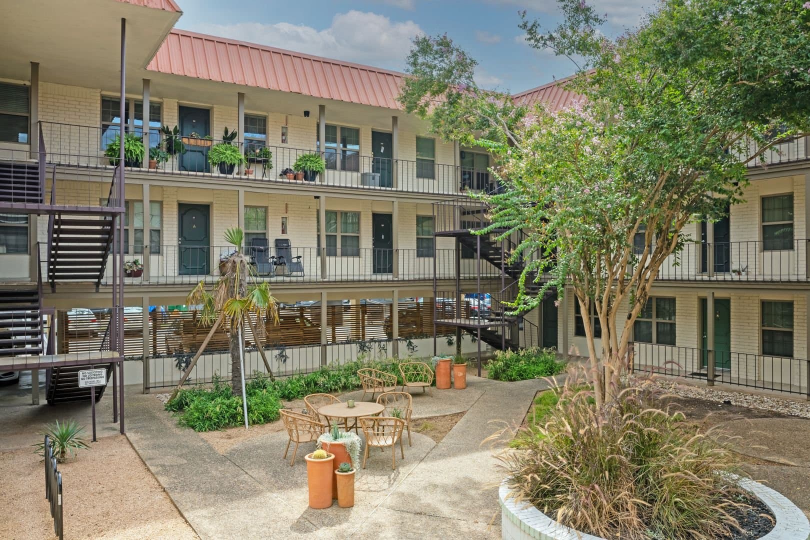 Austin Apartment: 203 W 39th St