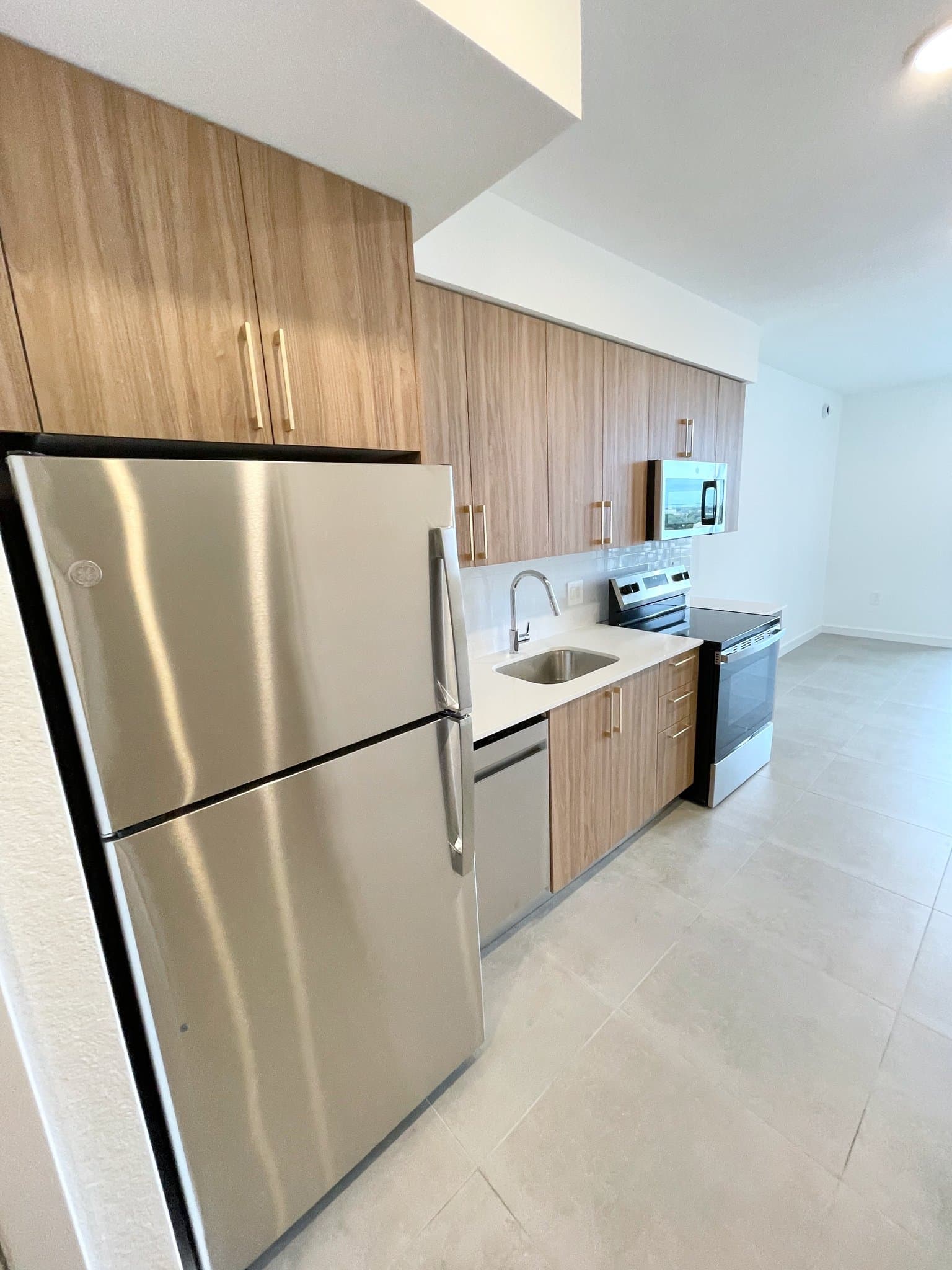Hollywood Apartment: 1940 Van Buren Street