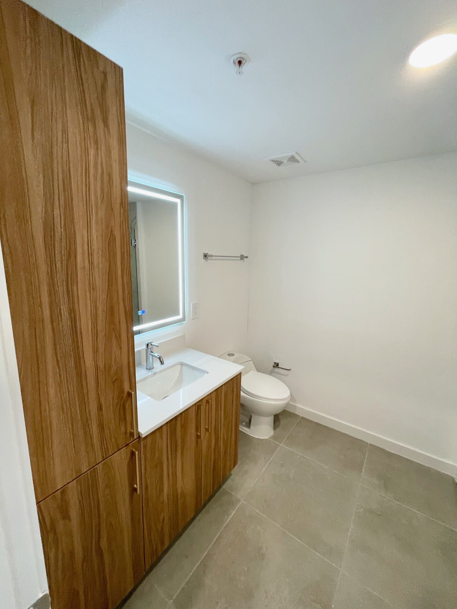 Hollywood Apartment: 1940 Van Buren Street
