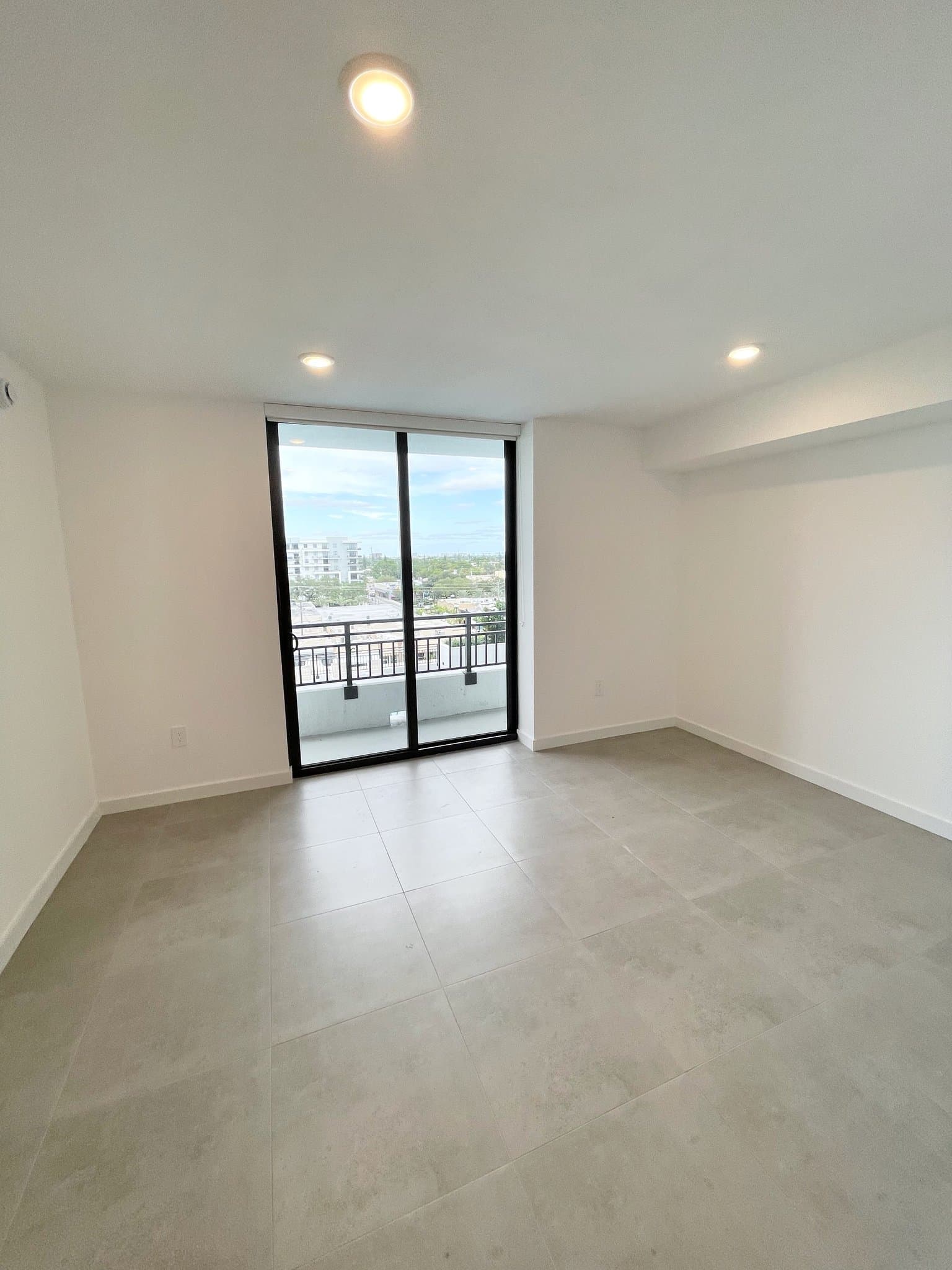 Hollywood Apartment: 1940 Van Buren Street