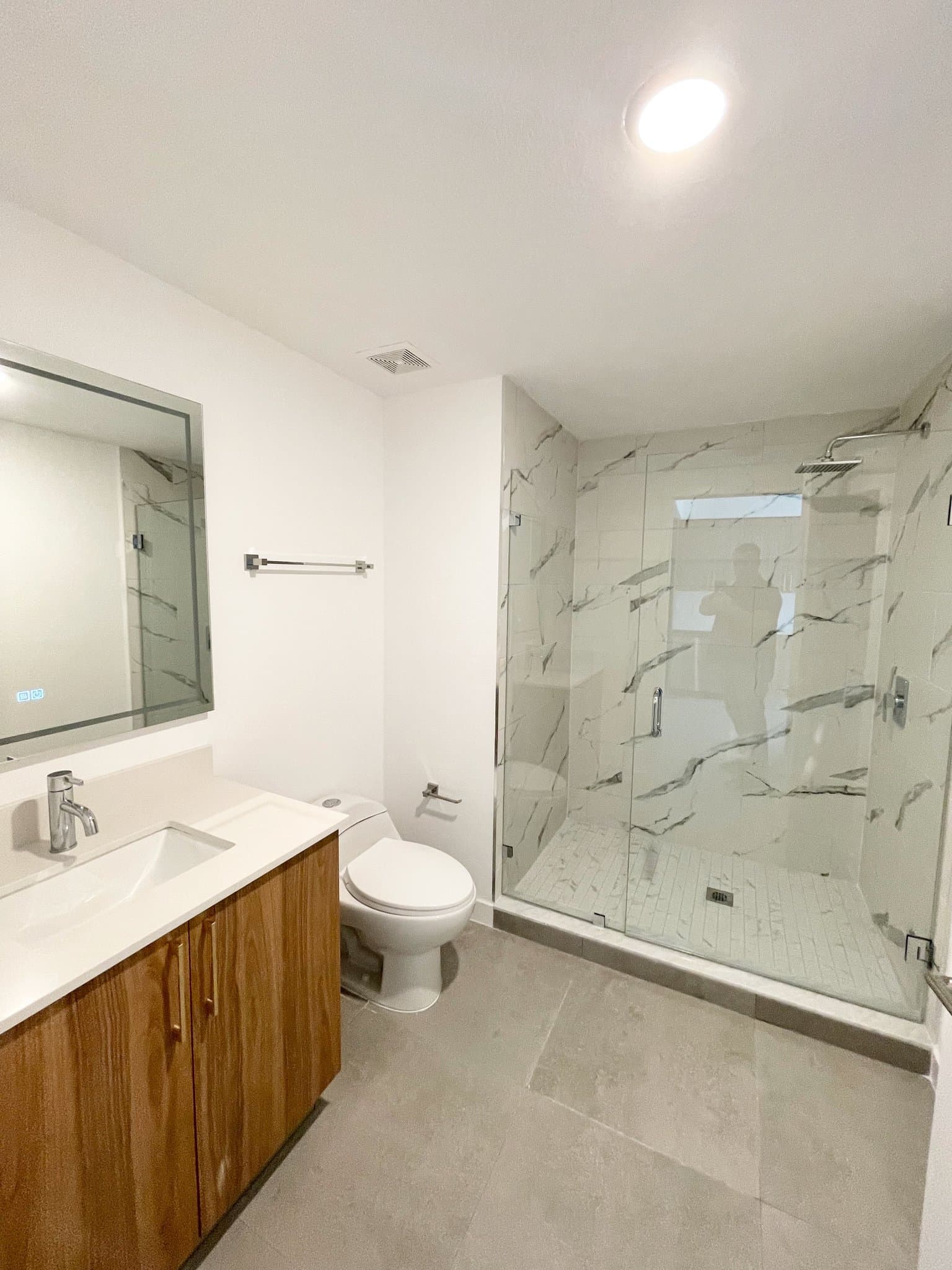 Hollywood Apartment: 1940 Van Buren Street