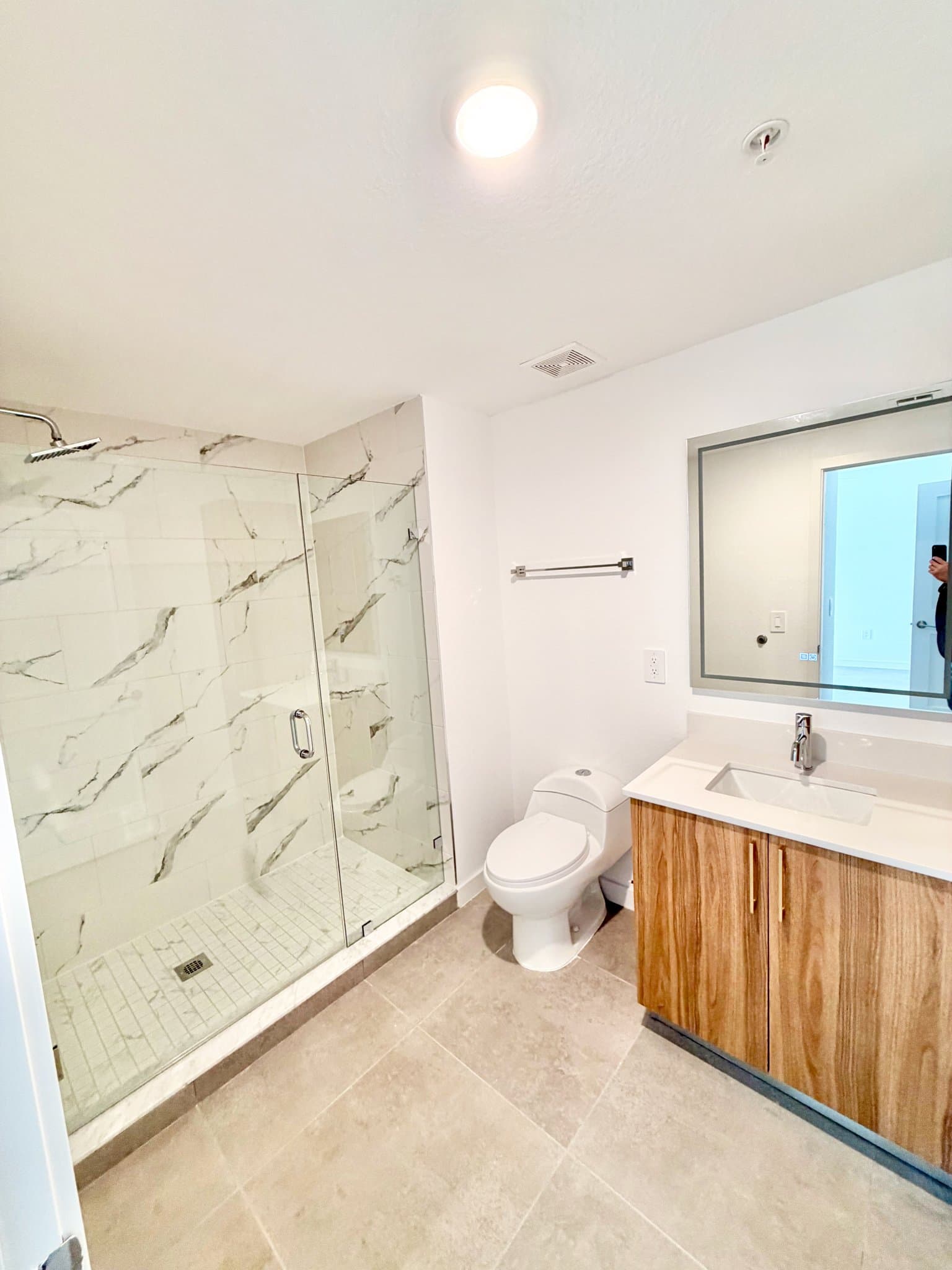 Hollywood Apartment: 1940 Van Buren Street