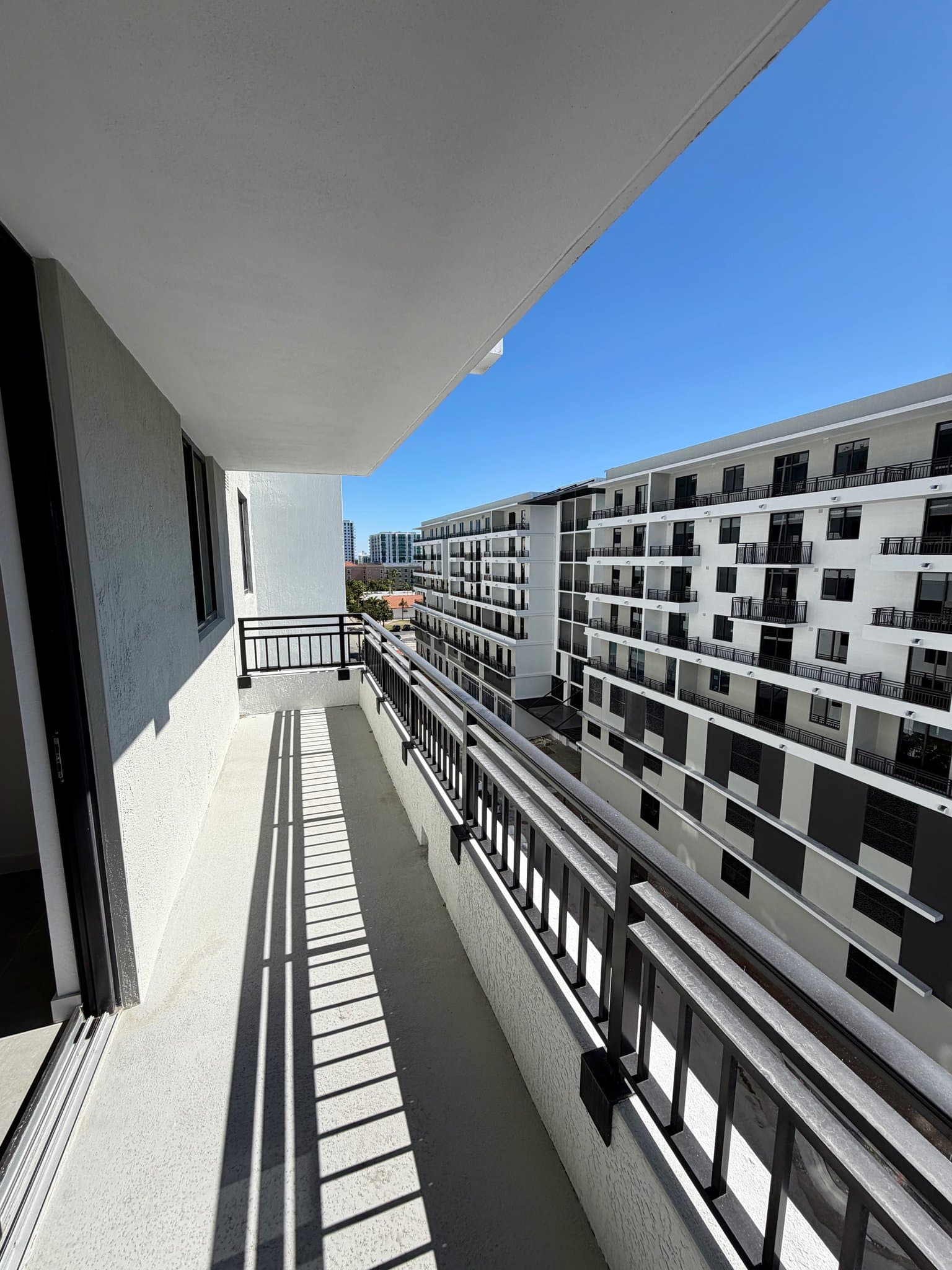 Hollywood Apartment: 1940 Van Buren Street