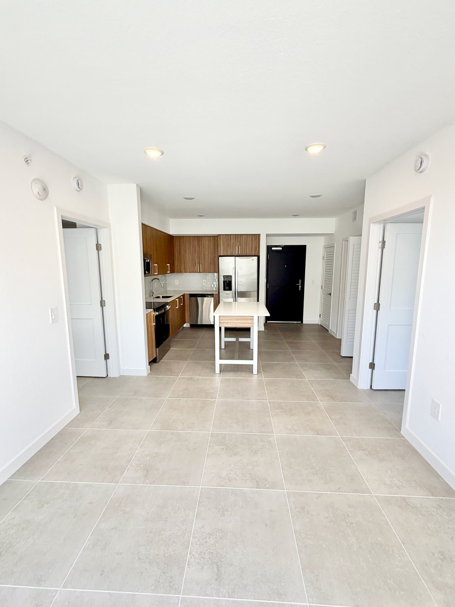 Hollywood Apartment: 1940 Van Buren Street