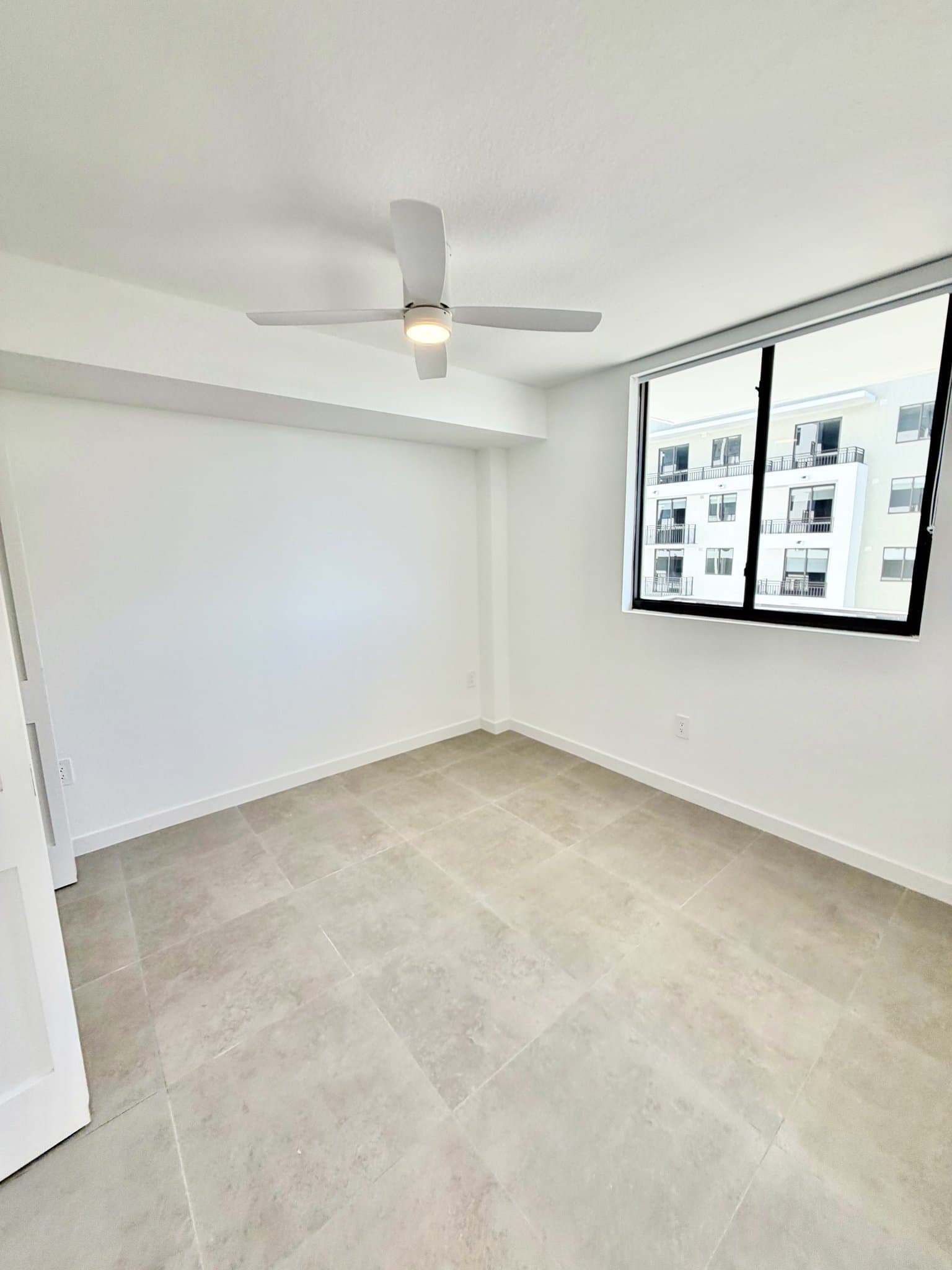 Hollywood Apartment: 1940 Van Buren Street