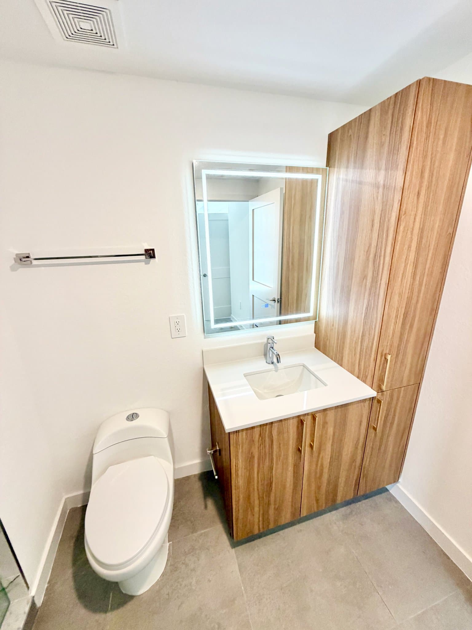 Hollywood Apartment: 1940 Van Buren Street