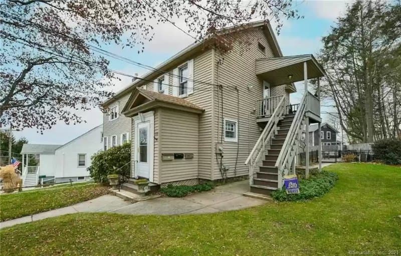 Watertown House: 135 Ball Farm
