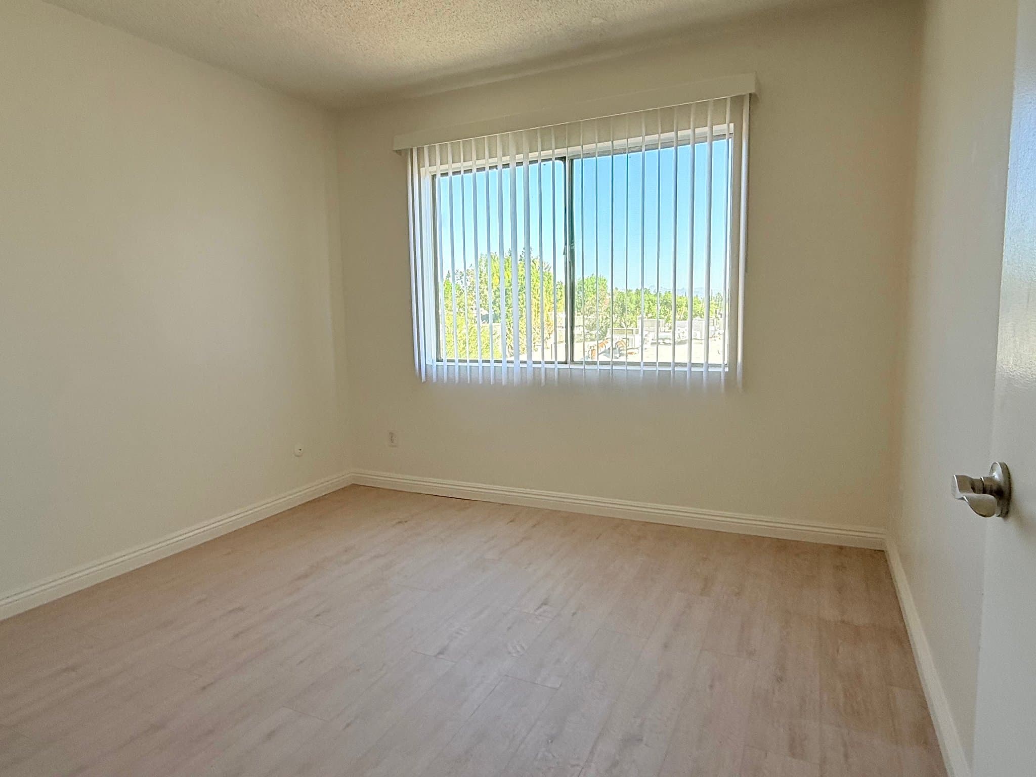 Chatsworth Apartment: 10200 De Soto Ave