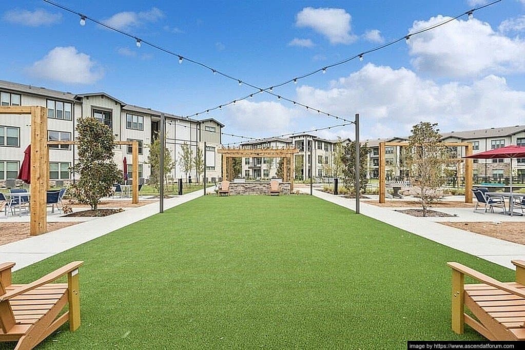 Grtand Prairie Apartment: 2290 Forum Dr