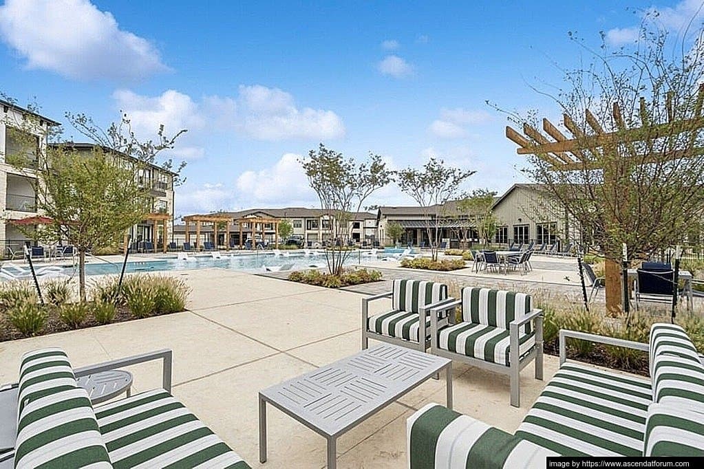 Grtand Prairie Apartment: 2290 Forum Dr