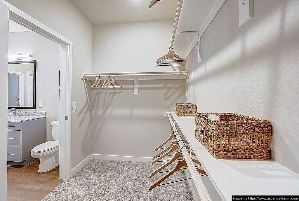 Grtand Prairie Apartment: 2290 Forum Dr