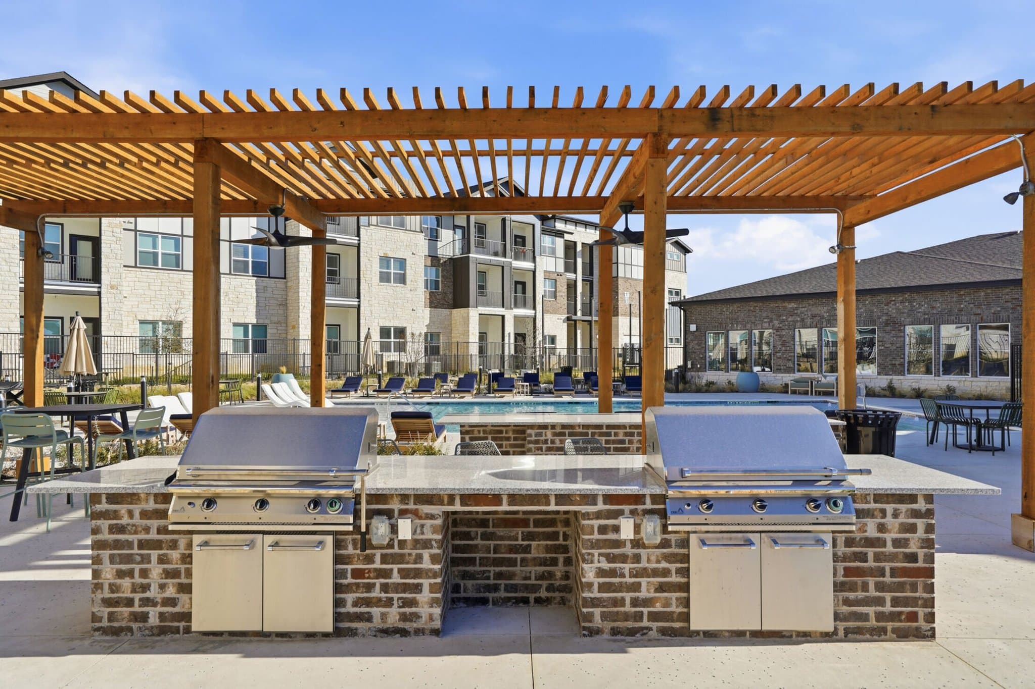 Grtand Prairie Apartment: 2290 Forum Dr