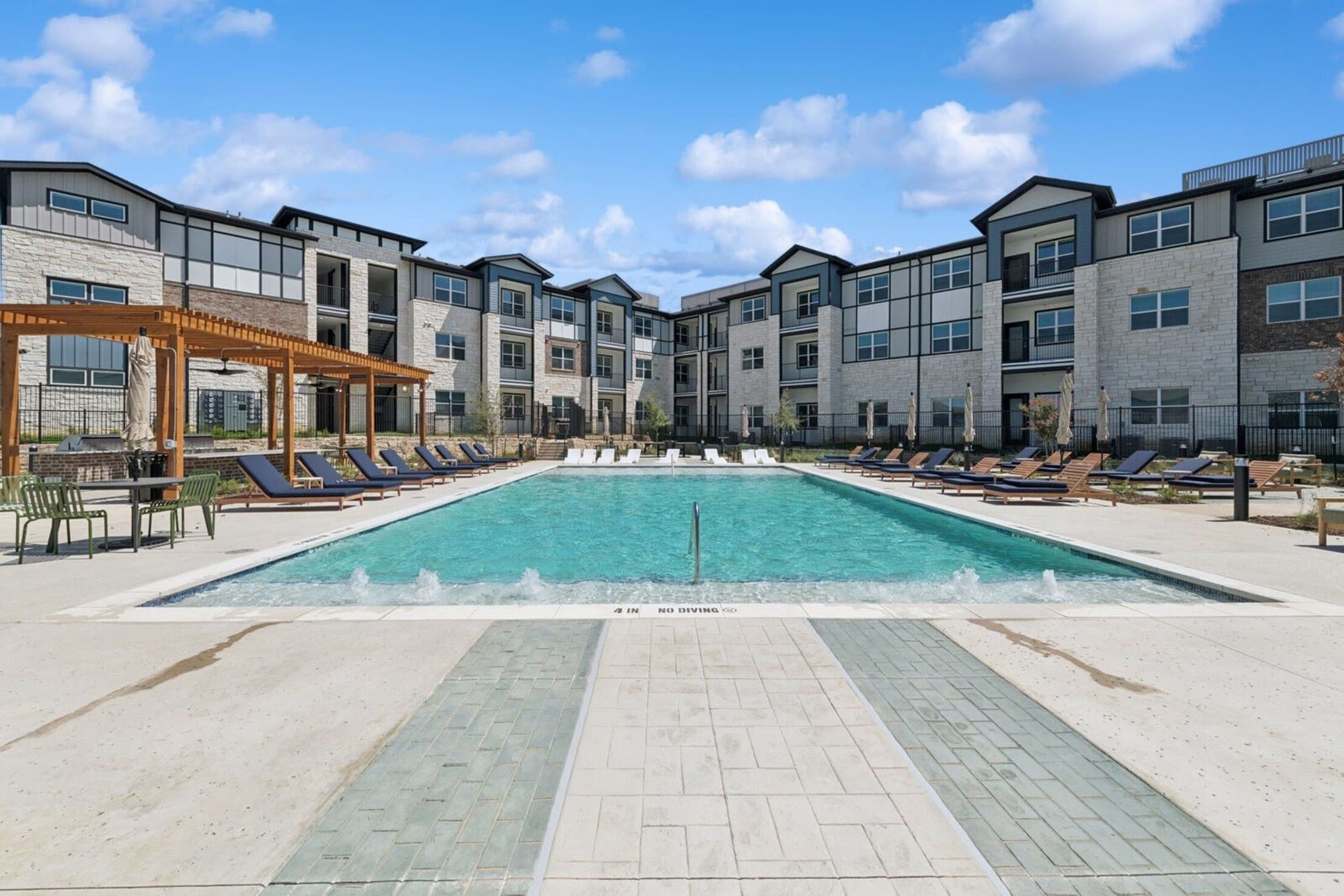 Grtand Prairie Apartment: 2290 Forum Dr