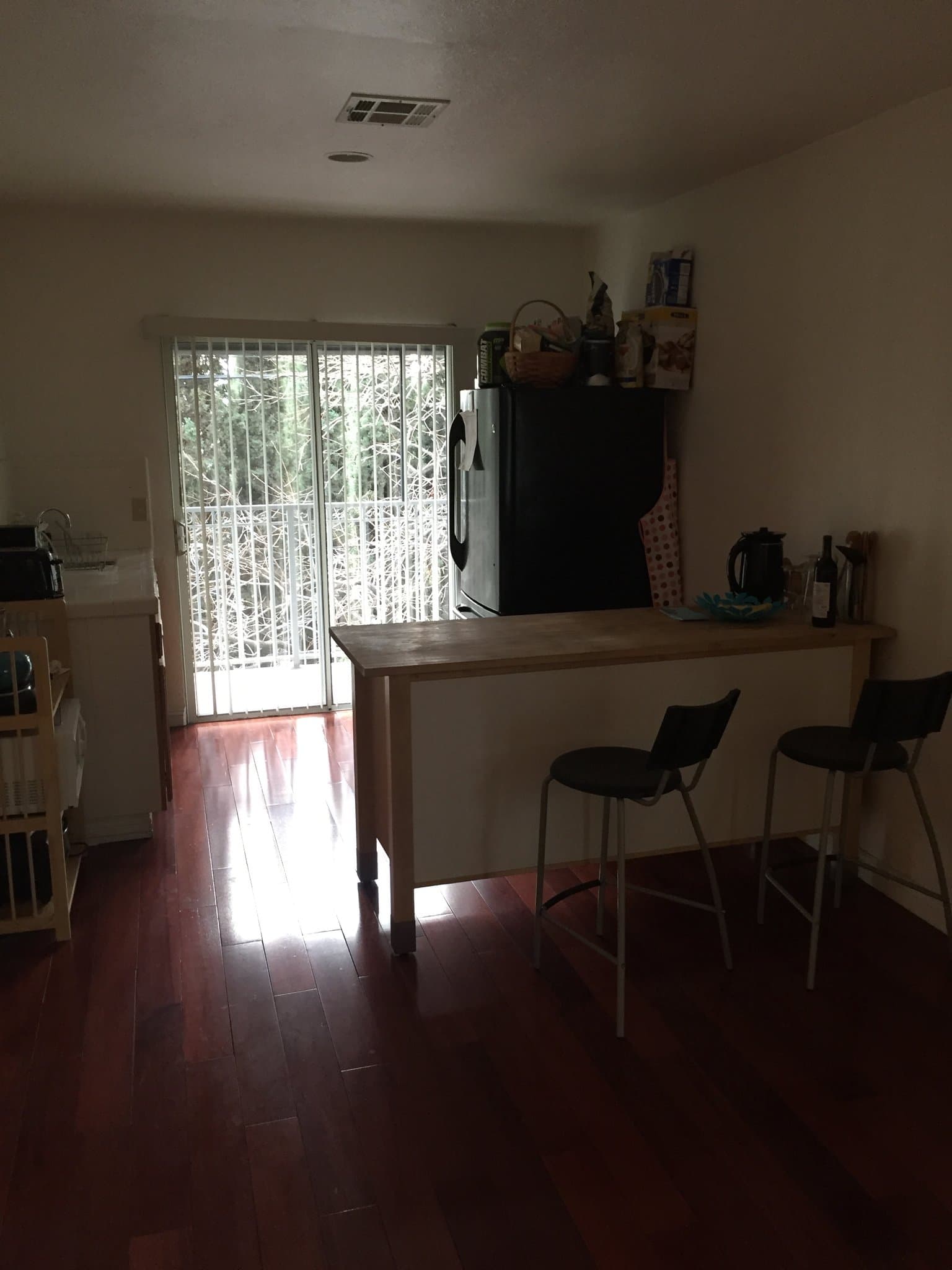 Los Angeles Single Room: 4416 Franklin ave.