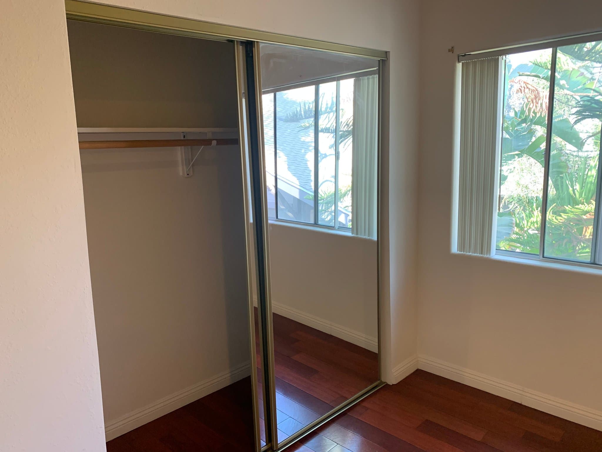 Los Angeles Single Room: 4416 Franklin ave.