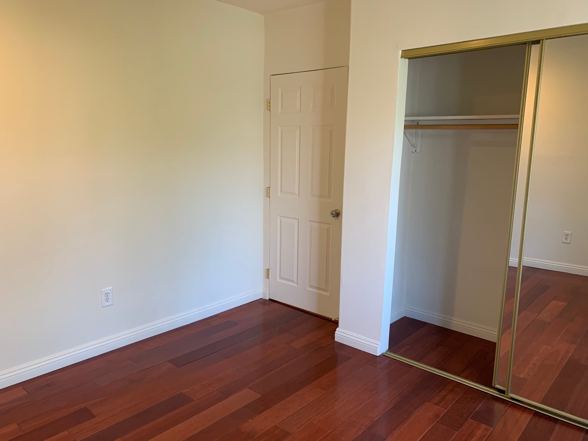Los Angeles Single Room: 4416 Franklin ave.