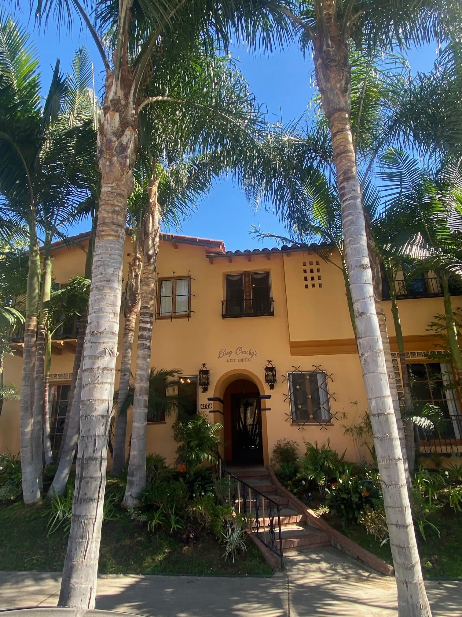 Los Angeles Apartment: 360 S Cloverdale Ave