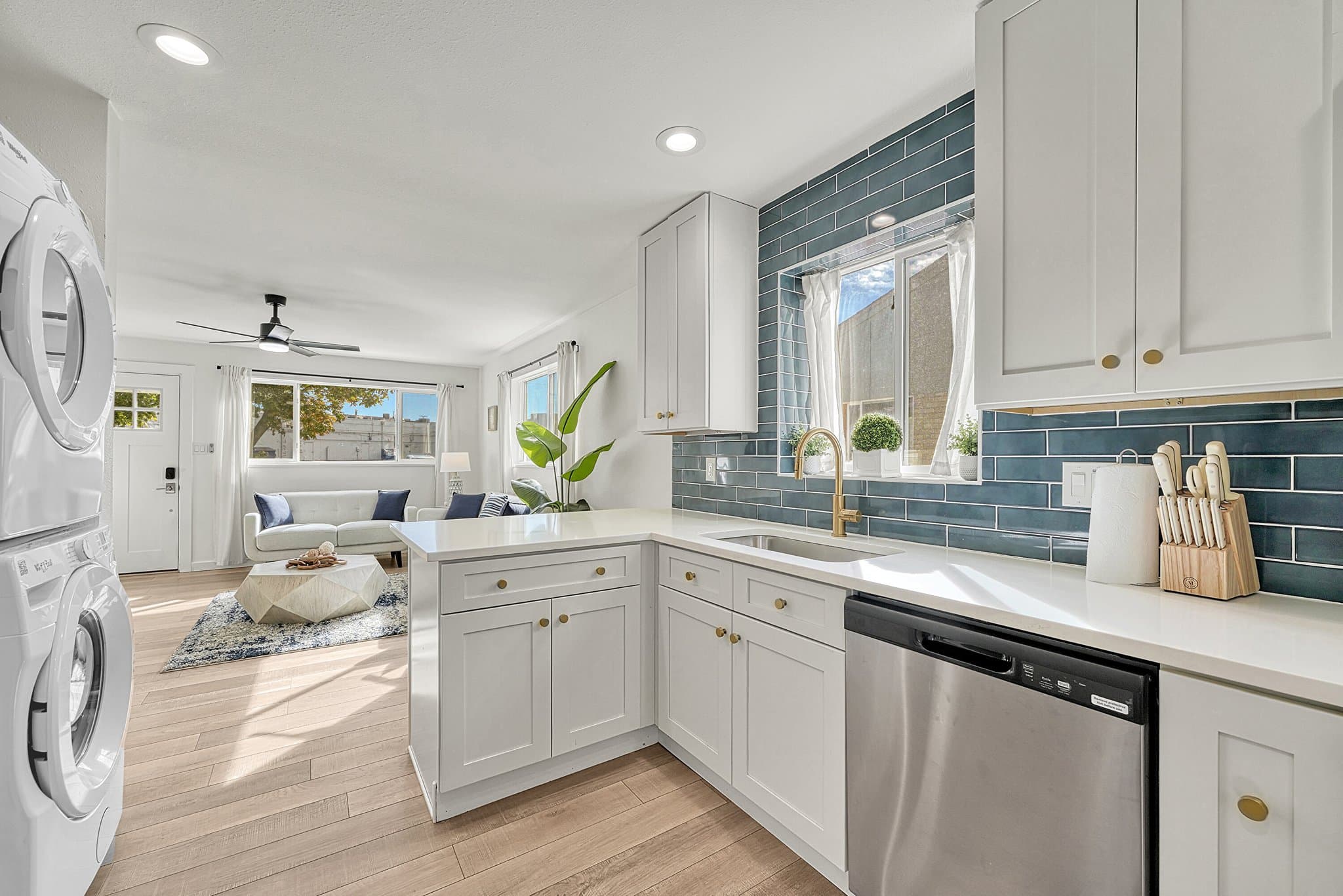 Aurora Multiplex: 57 Del Mar Cir