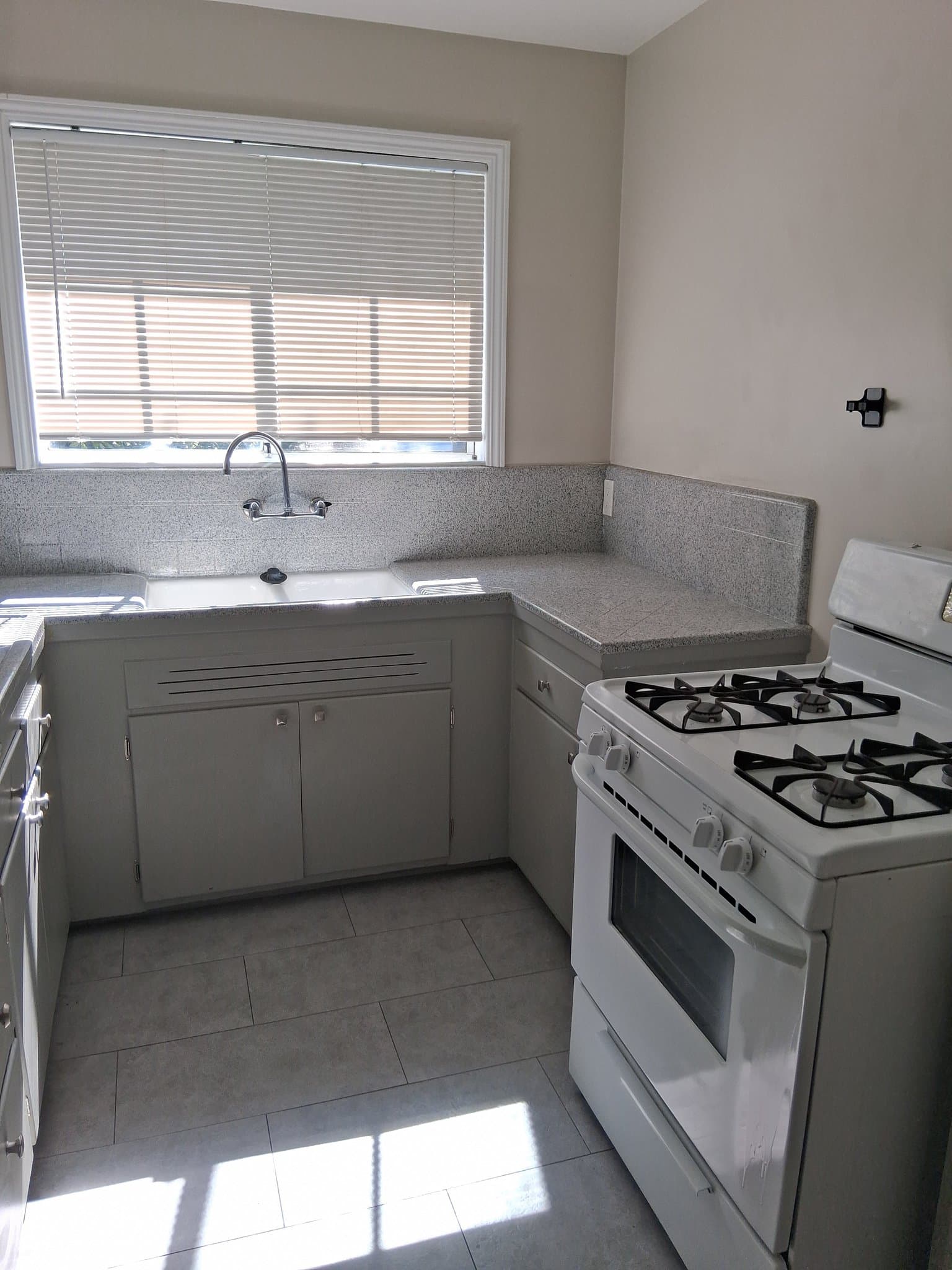 LOS ANGELES Apartment: 5852 David Ave