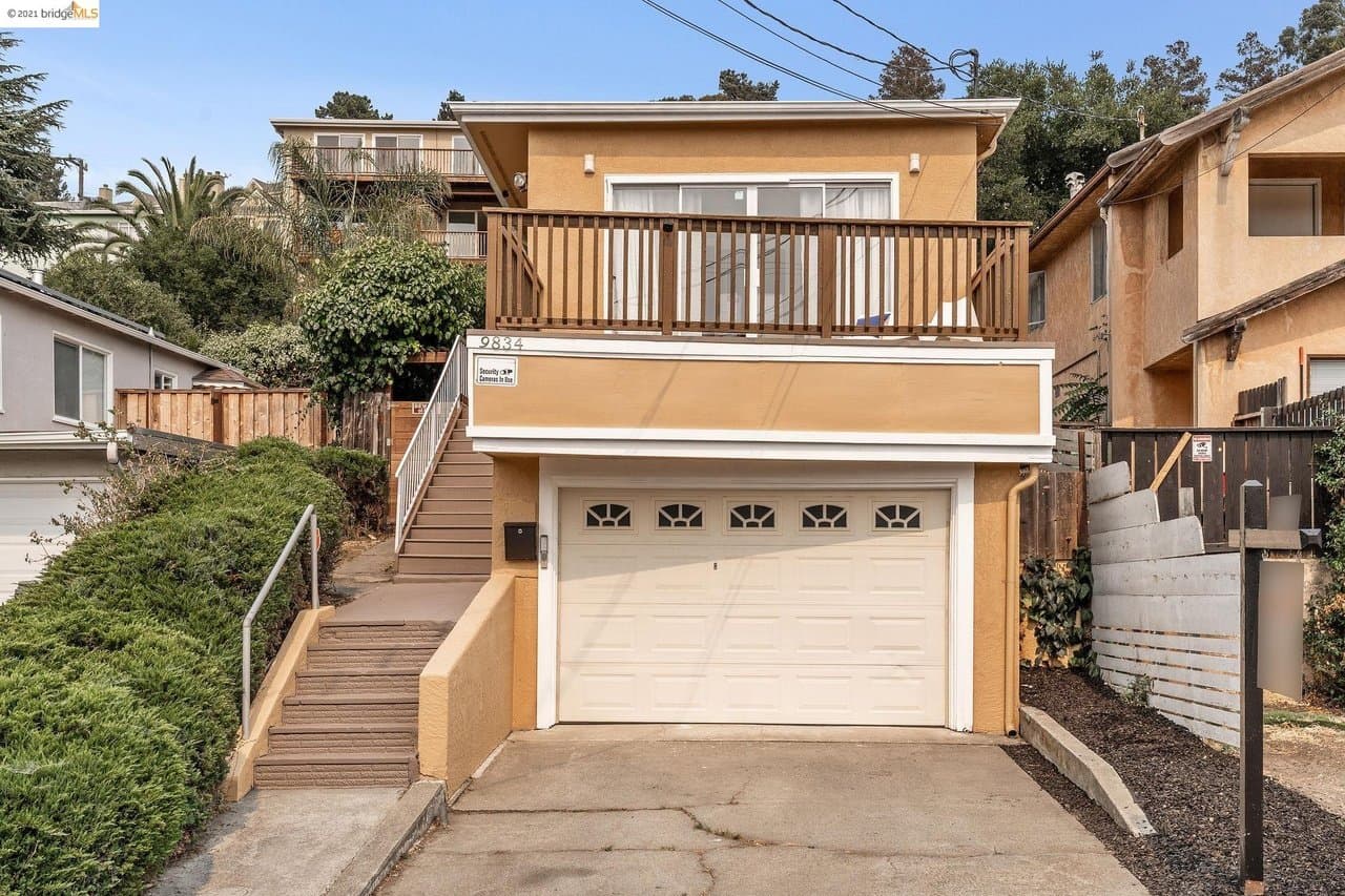 Oakland House: 9834 Lawlor St