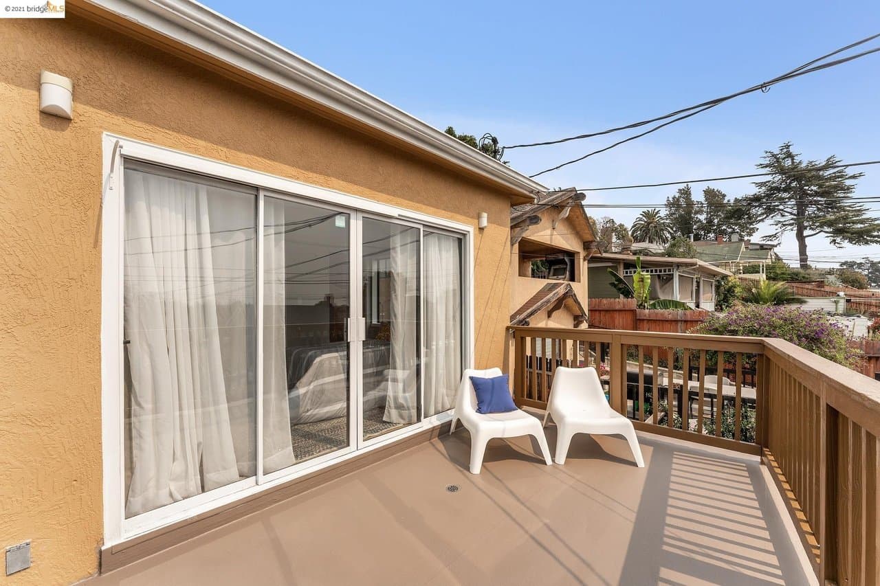 Oakland House: 9834 Lawlor St