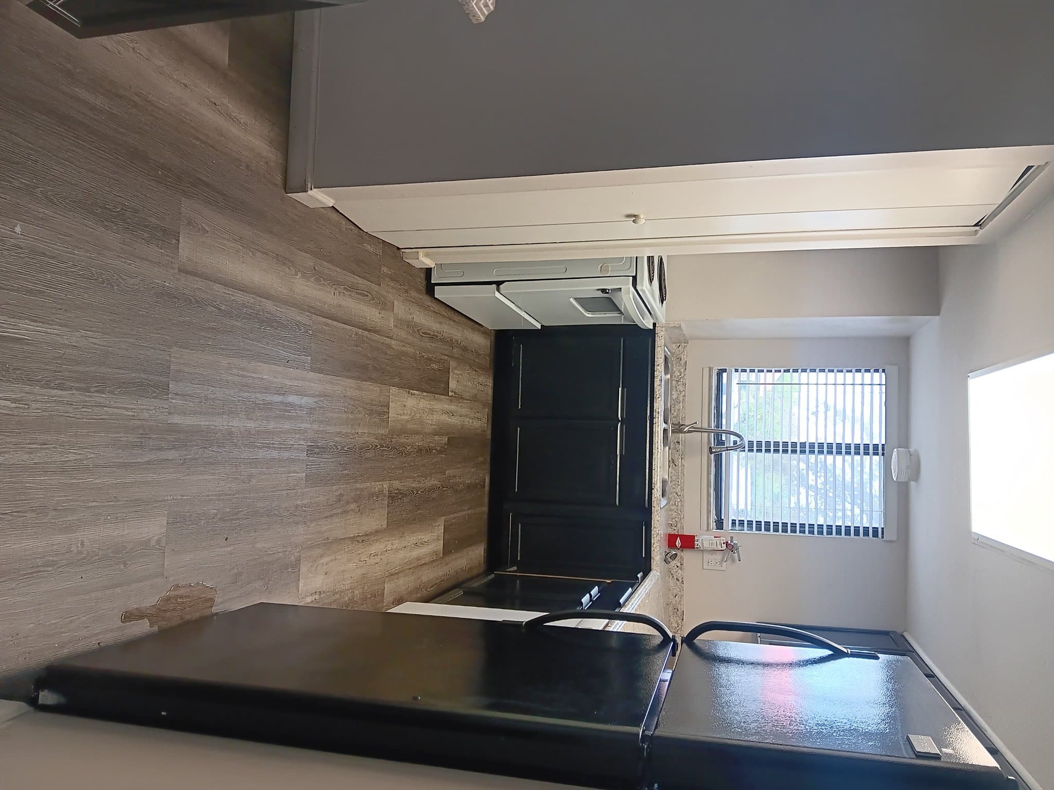 Sanford Apartment: 2541 S Myrtle Ave