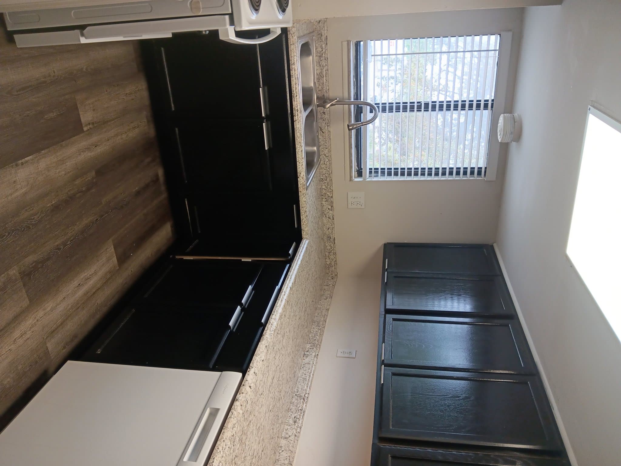 Sanford Apartment: 2541 S Myrtle Ave