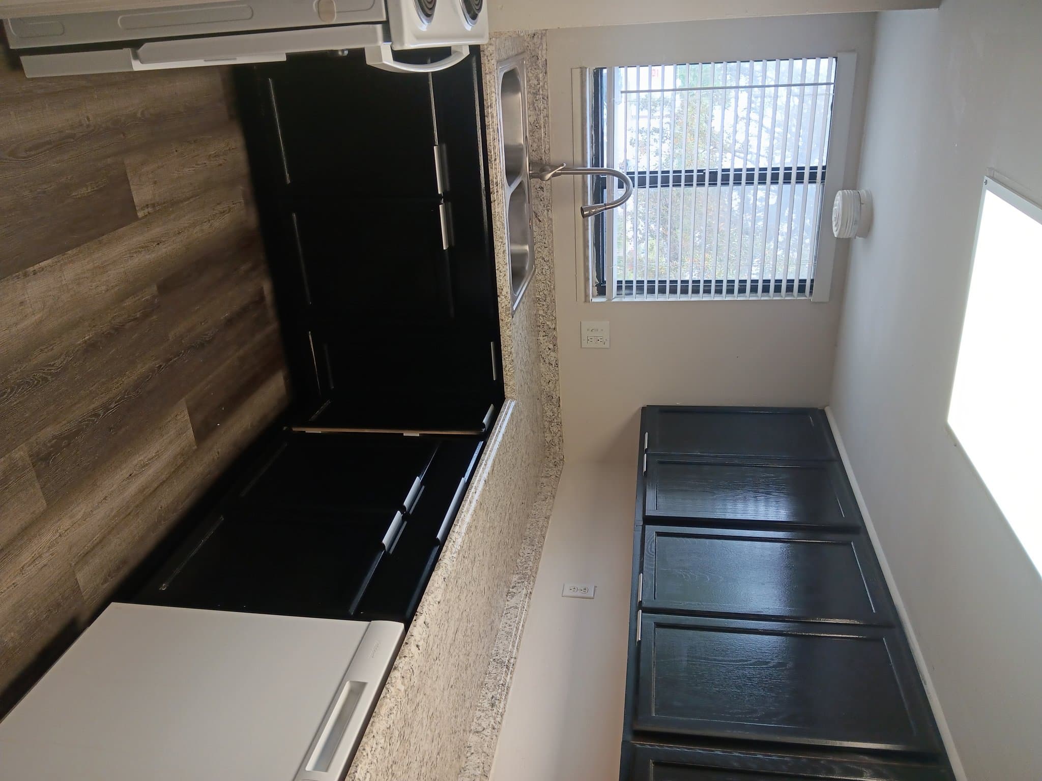 Sanford Apartment: 2541 S Myrtle Ave