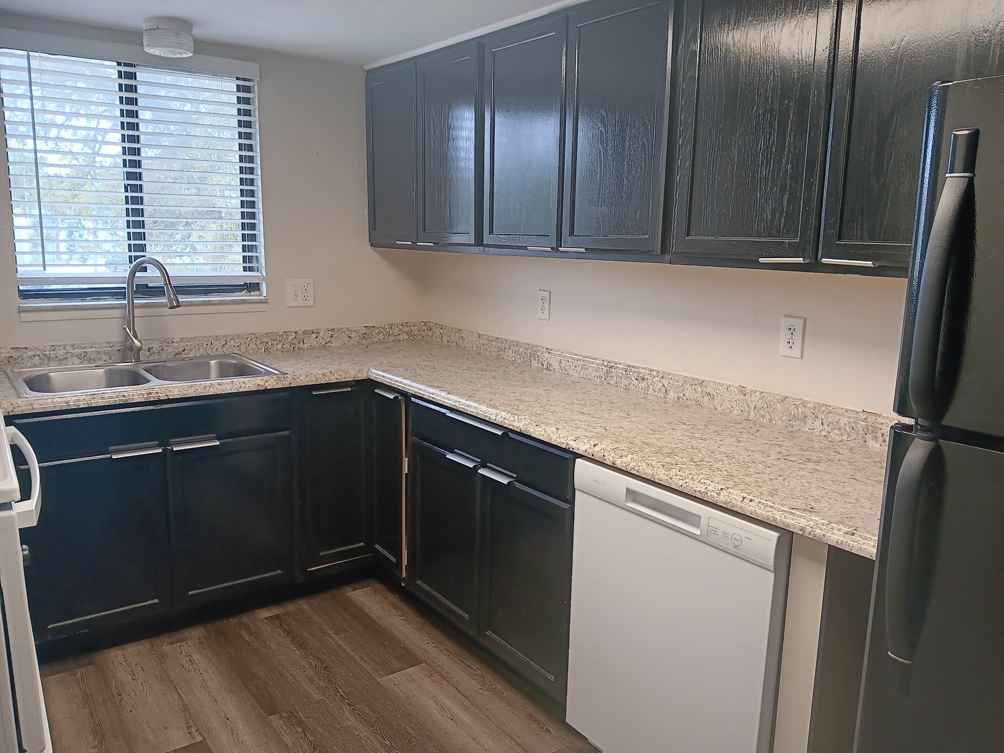 Sanford Apartment: 2541 S Myrtle Ave