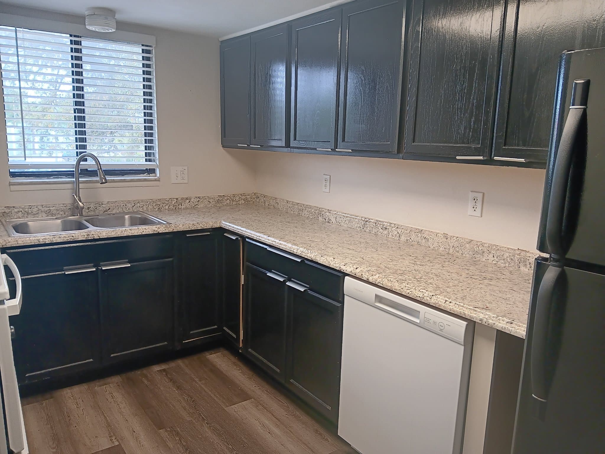 Sanford Apartment: 2541 S Myrtle Ave