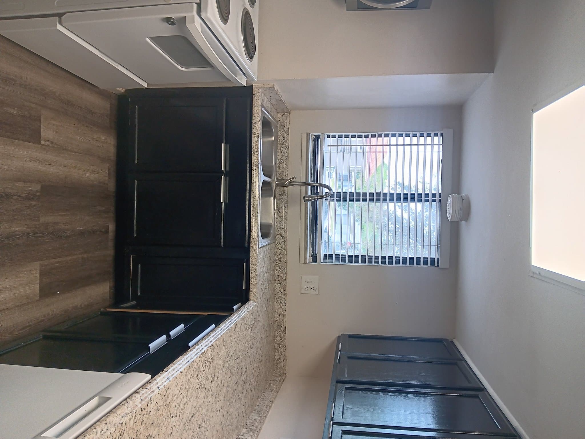Sanford Apartment: 2541 S Myrtle Ave