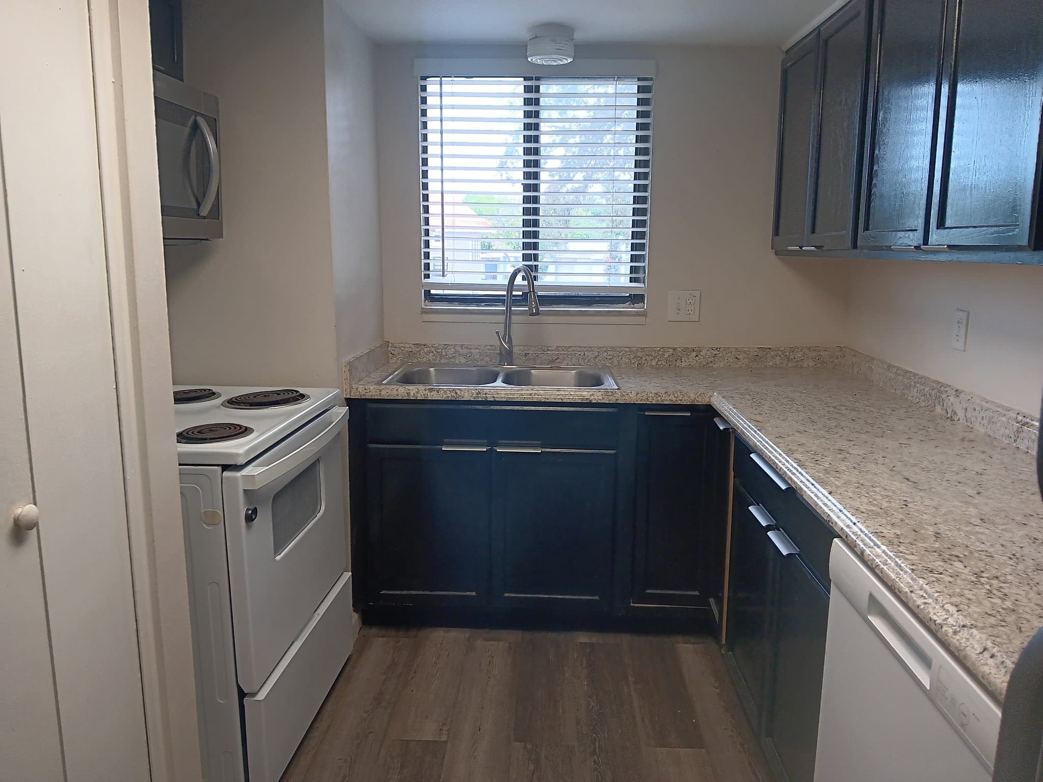 Sanford Apartment: 2541 S Myrtle Ave