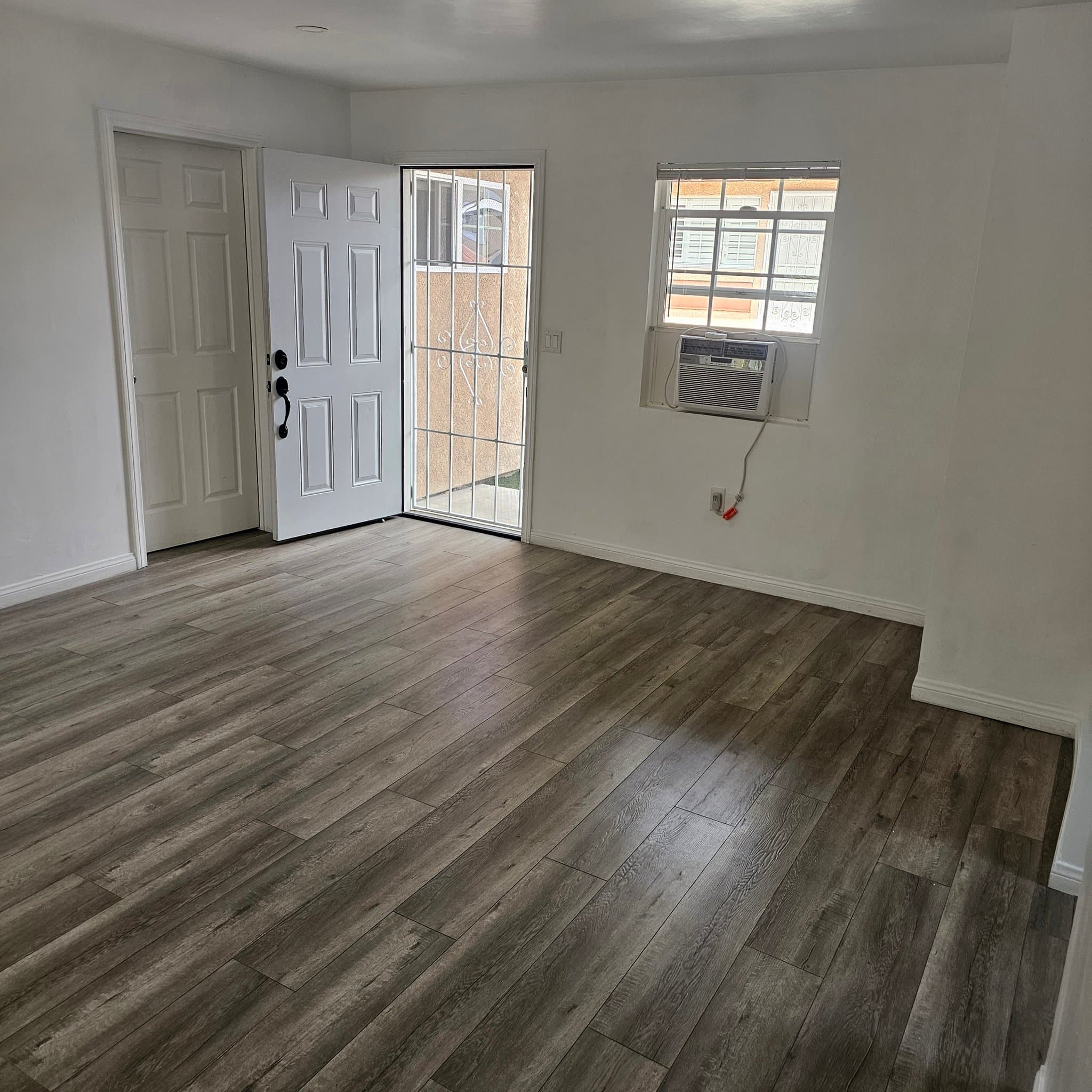 los angeles House: 1540 w 58th street