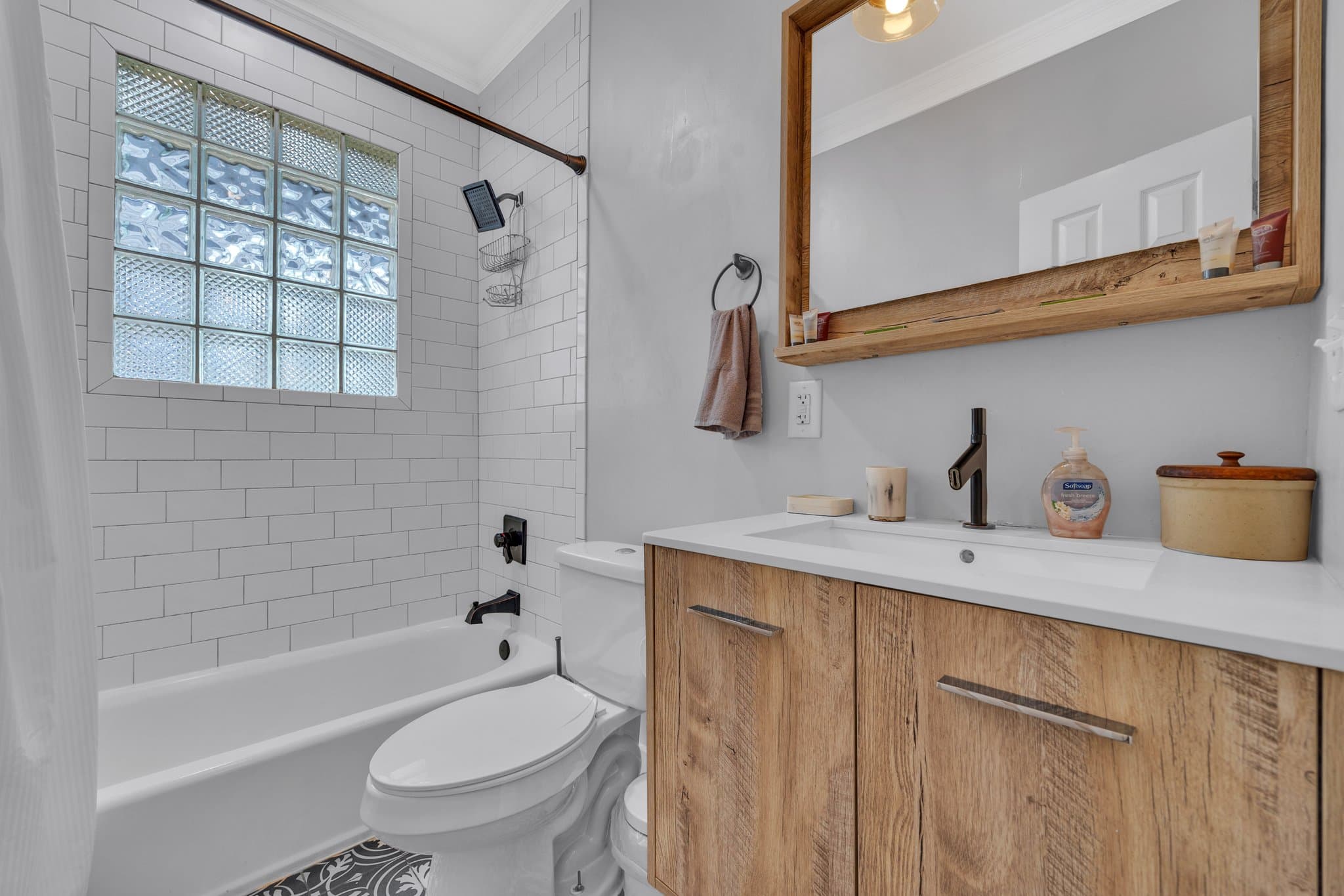 Atlanta House: 1876 DeKalb Ave NE