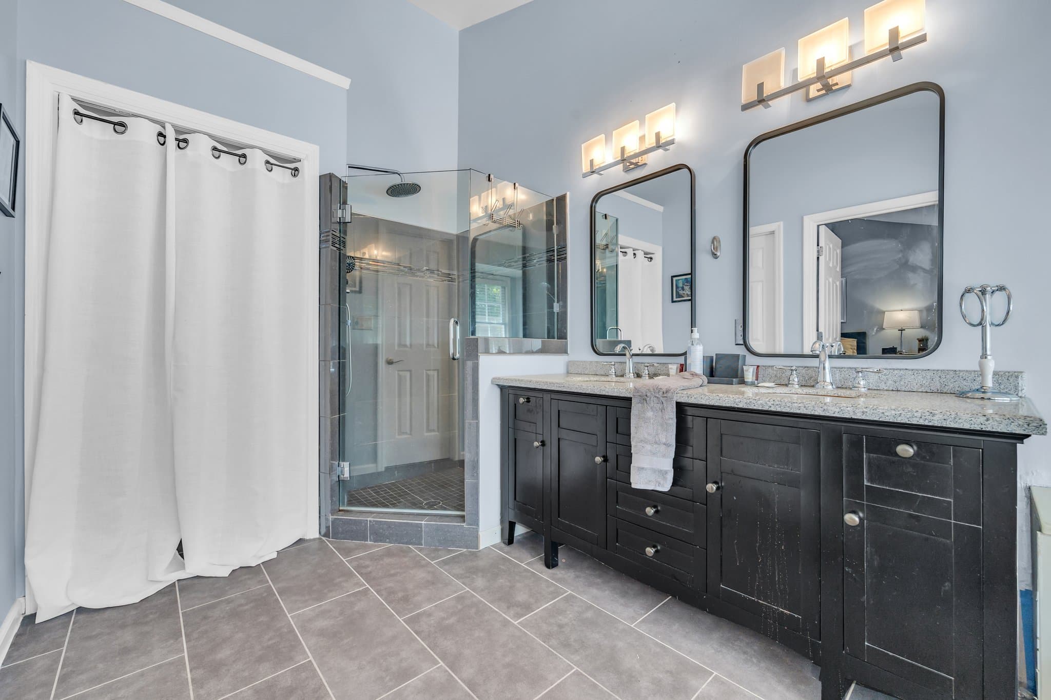 Marietta House: 586 St. James Walk SE