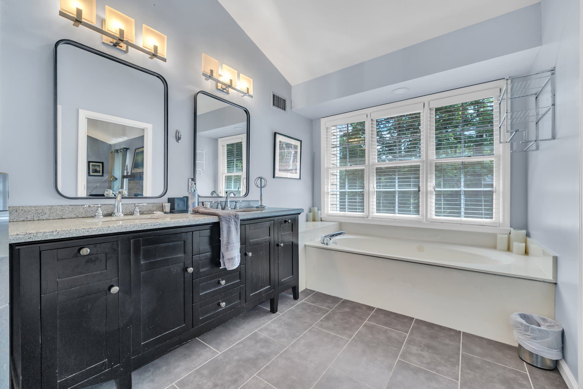 Marietta House: 586 St. James Walk SE