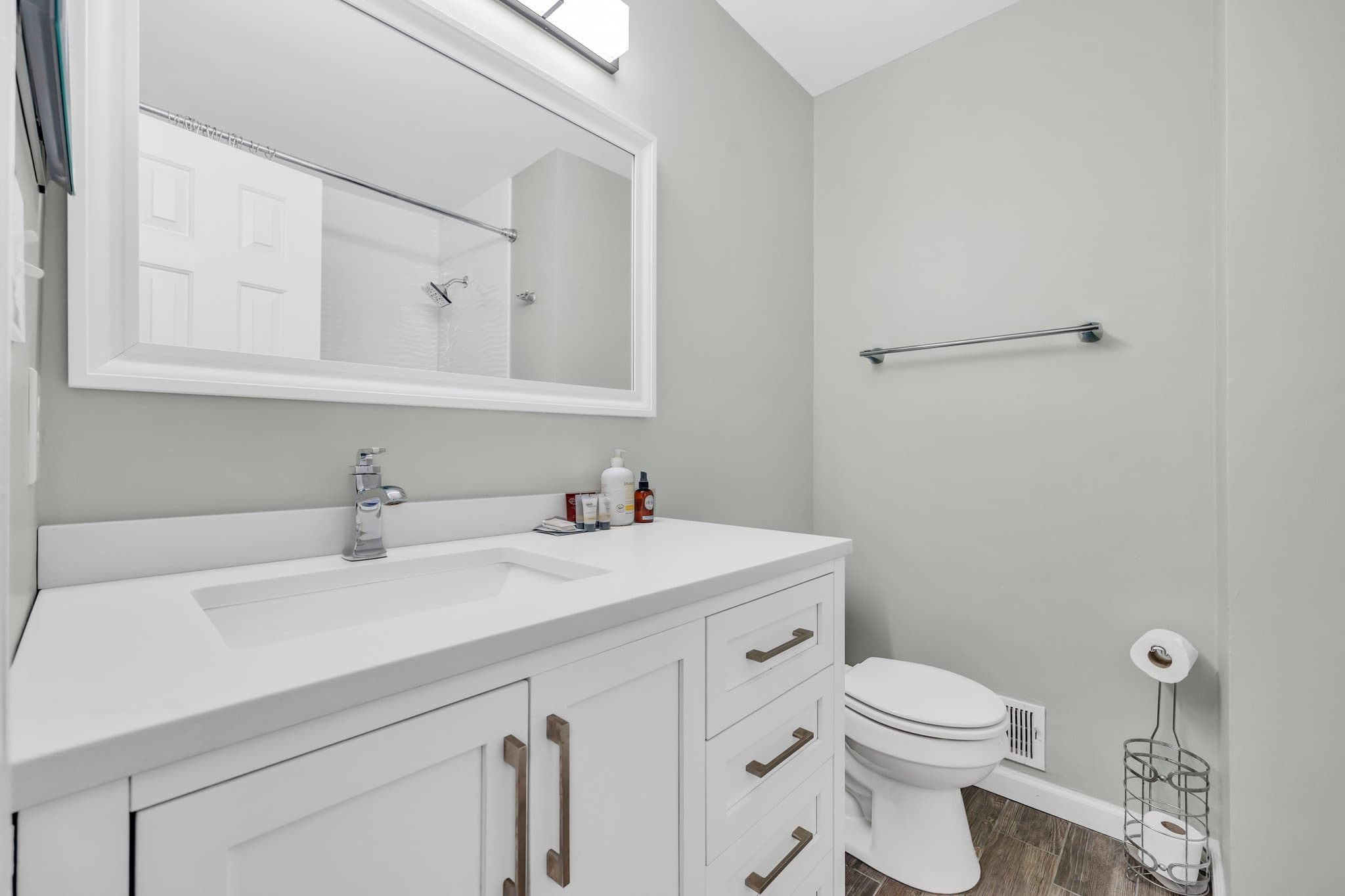 Marietta House: 586 St. James Walk SE