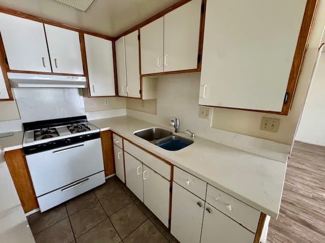 Los Angeles Apartment: 3325 Andrita St