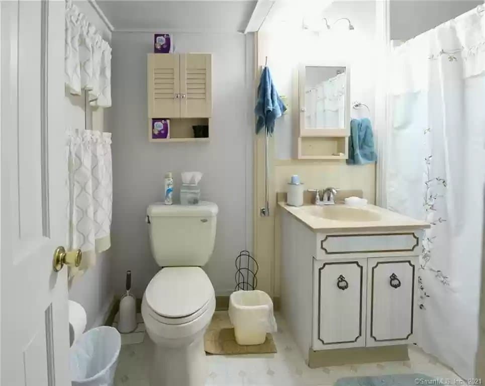 Watertown House: 135 Ball Farm
