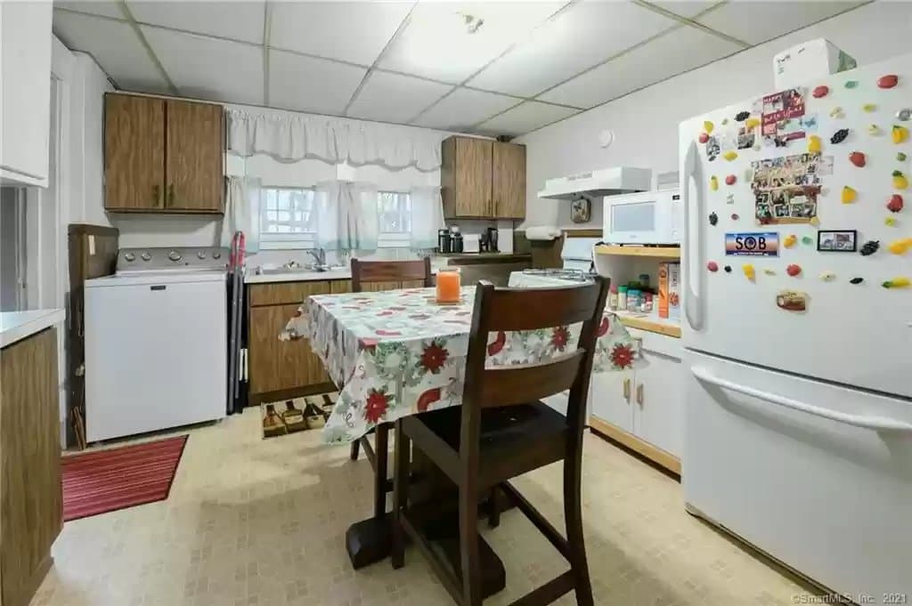 Watertown House: 135 Ball Farm