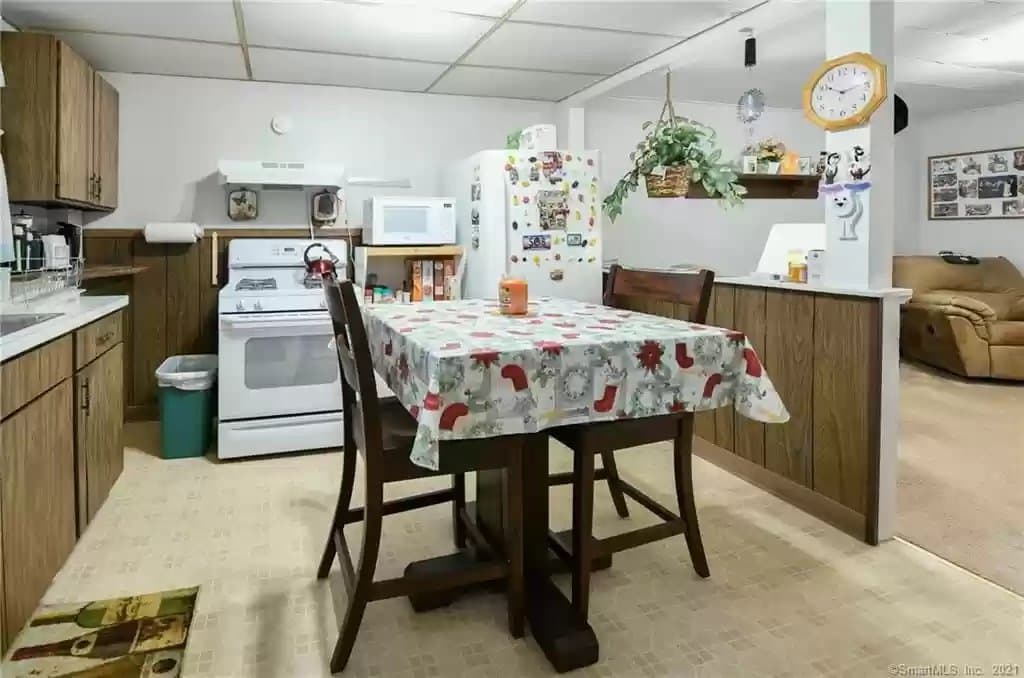 Watertown House: 135 Ball Farm