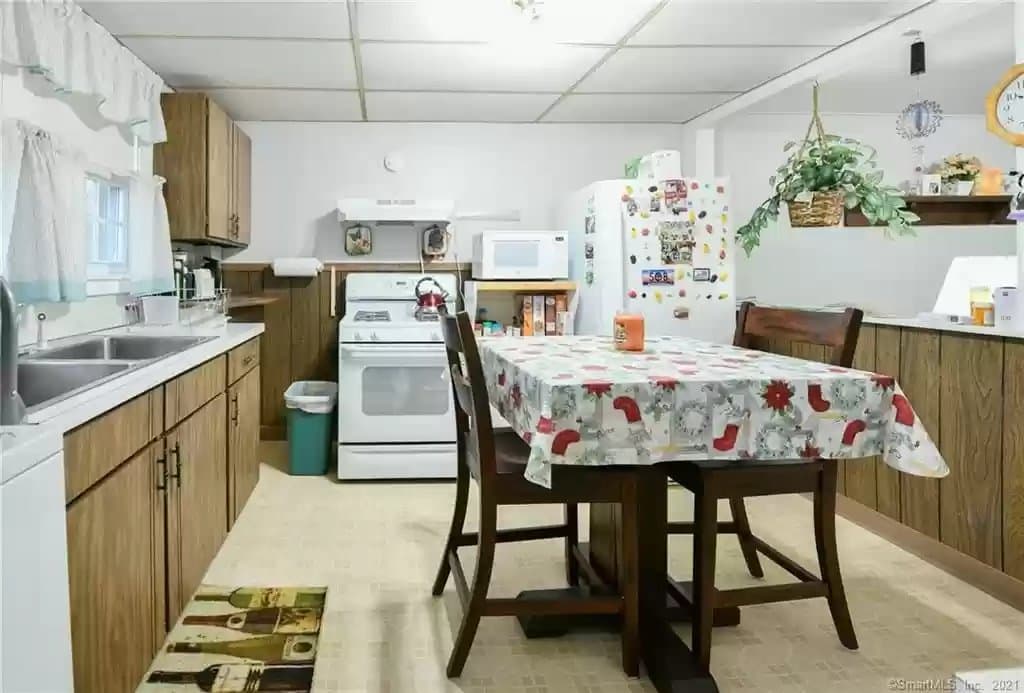 Watertown House: 135 Ball Farm