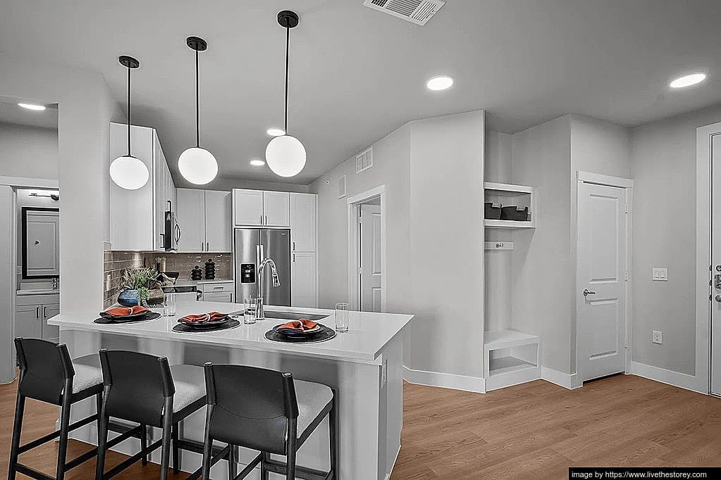 Dallas Apartment: 8001 N Stemmons Fwy